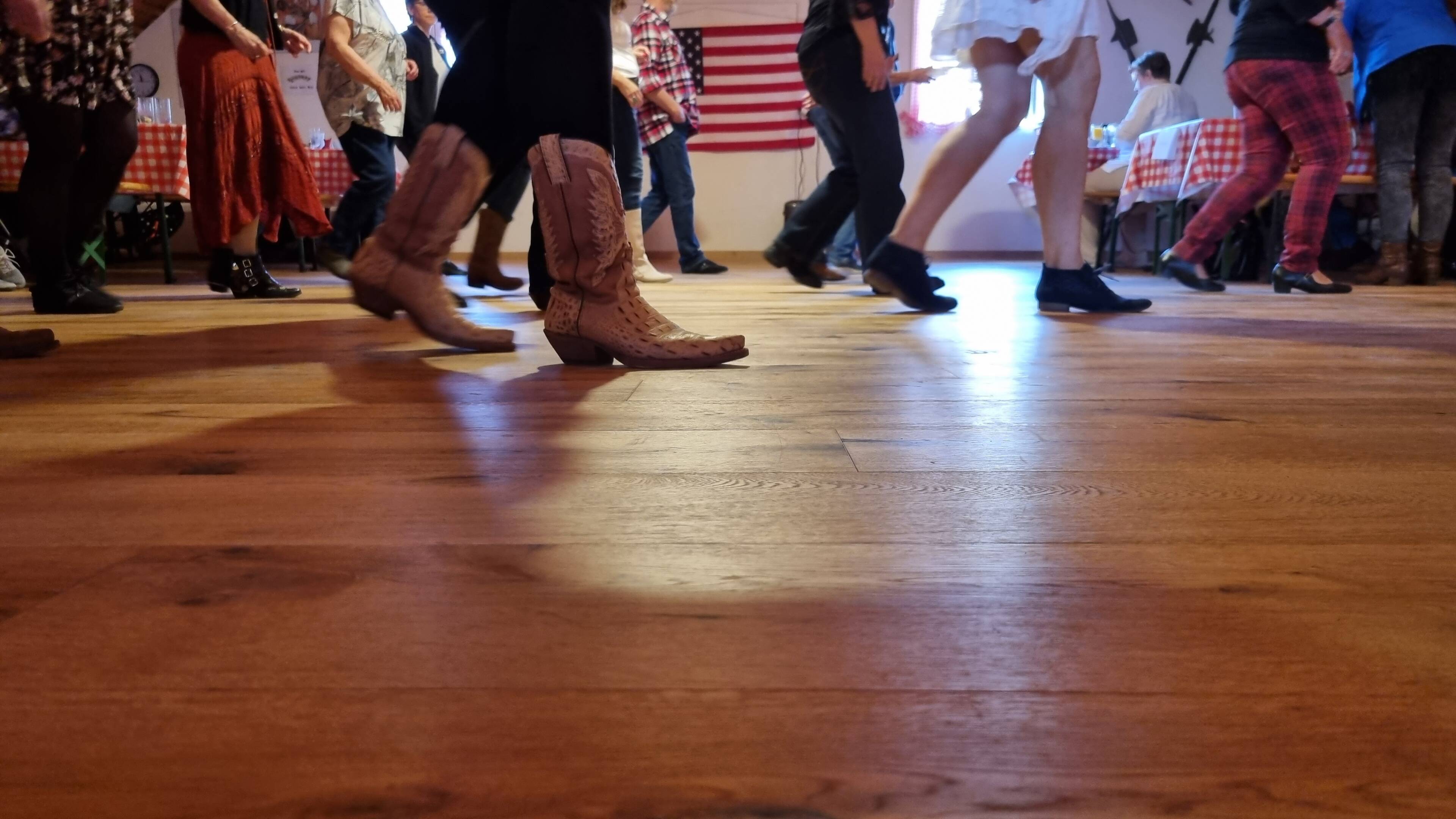 Linedance macht Spass, genau das sagt dieses Bild aus, auf dem wir einfach mal unsere Schuhe fotografiert haben. Uns es hat sogar noch ein Paar frei.